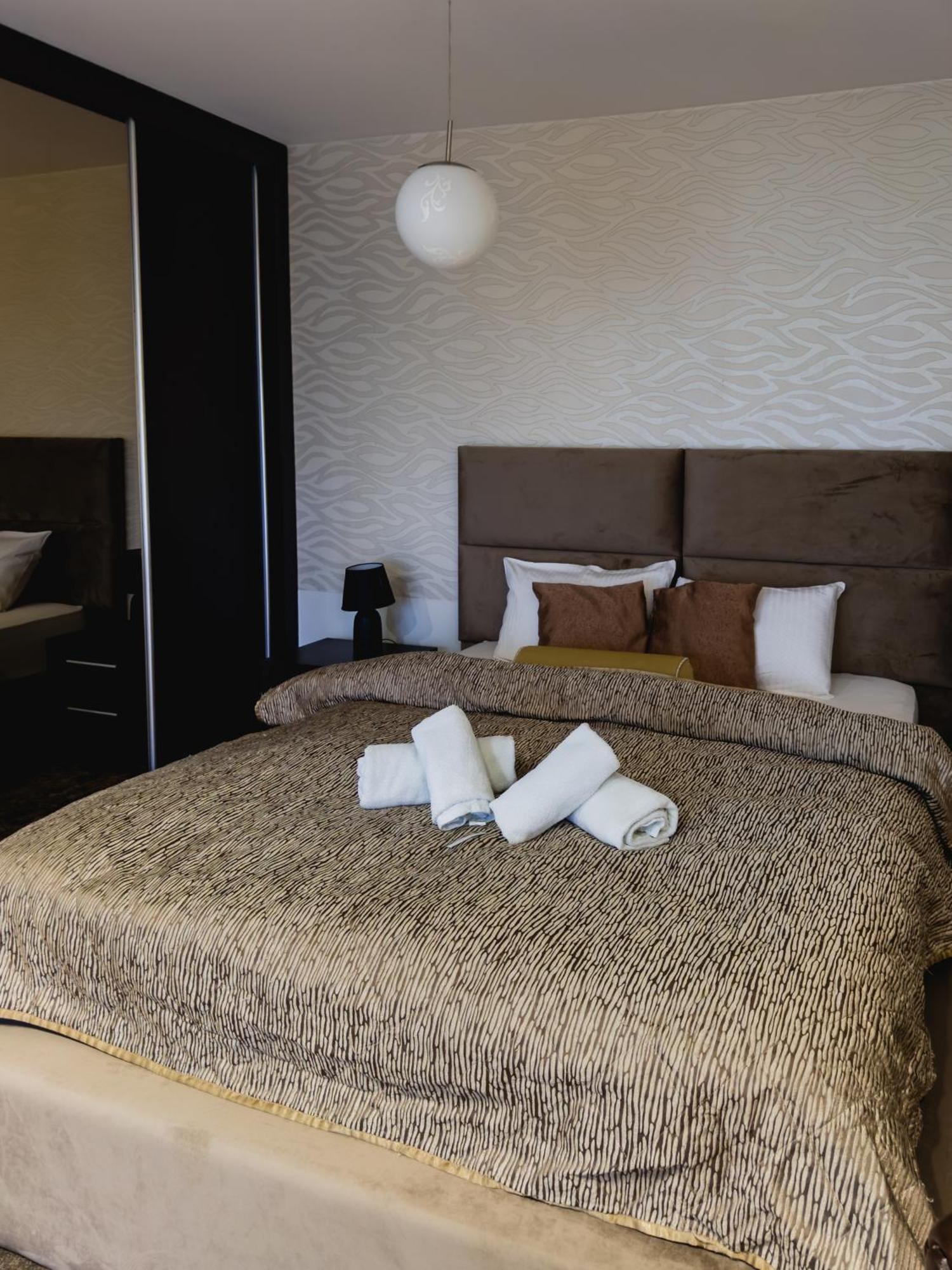 Guest House Panorama Aqualux With Free Parking ノヴィ・サド エクステリア 写真